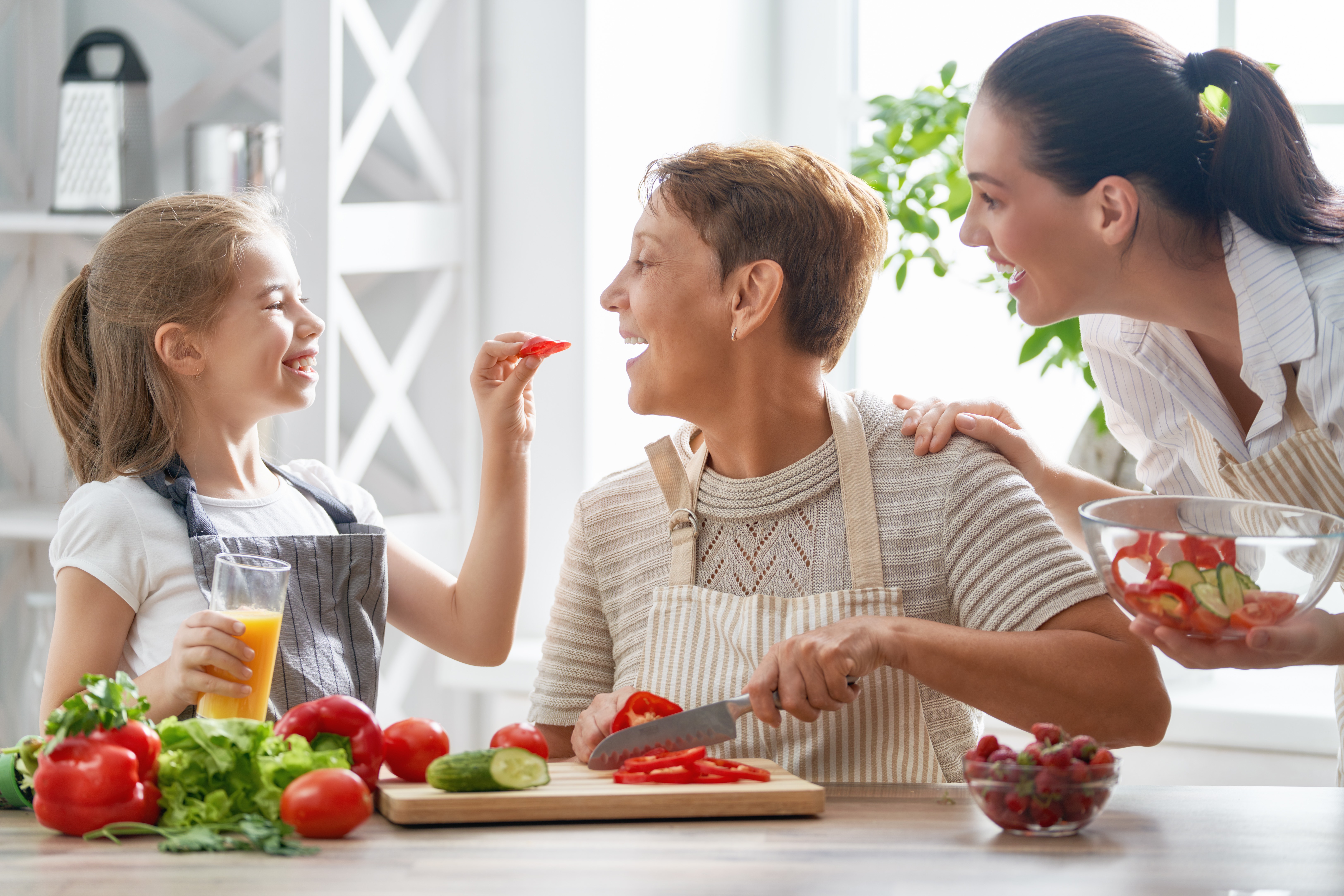 Слушать еда мама. Семья на кухне. Счастливая семья на кухне. Здоровая еда. Мама и бабушка на кухне.