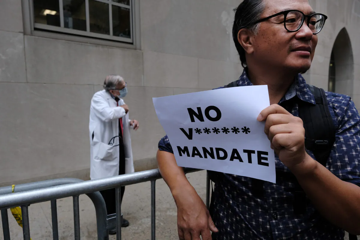 A small group of anti-vaccination mandate protesters gather outside of New York-Presbyterian Hospital in New York City on Sept. 1, 2021. (Spencer Platt/Getty Images)