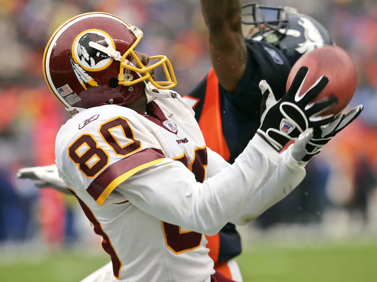 Washington Redskins wide receiver David Patten (80) catches a pass in the end zone past Denver Broncos defender cornerback Darrent Williams in the first quarter in Denver, Colo., on Oct. 9, 2005. (Rick Wilking/Reuters)