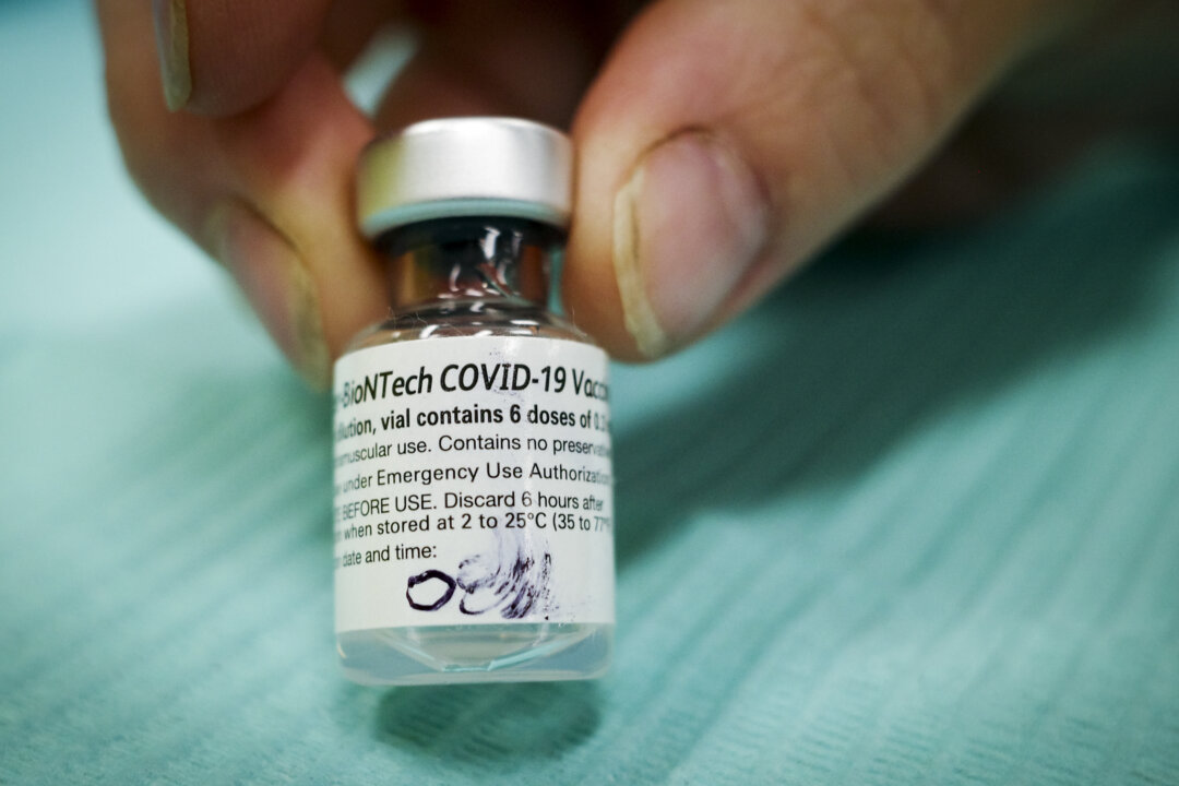 Alberta Says COVID Vaccines Free for Health Care Workers