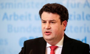 German Employers Not Allowed to Request Workers’ Vaccination Status: Labor Minister