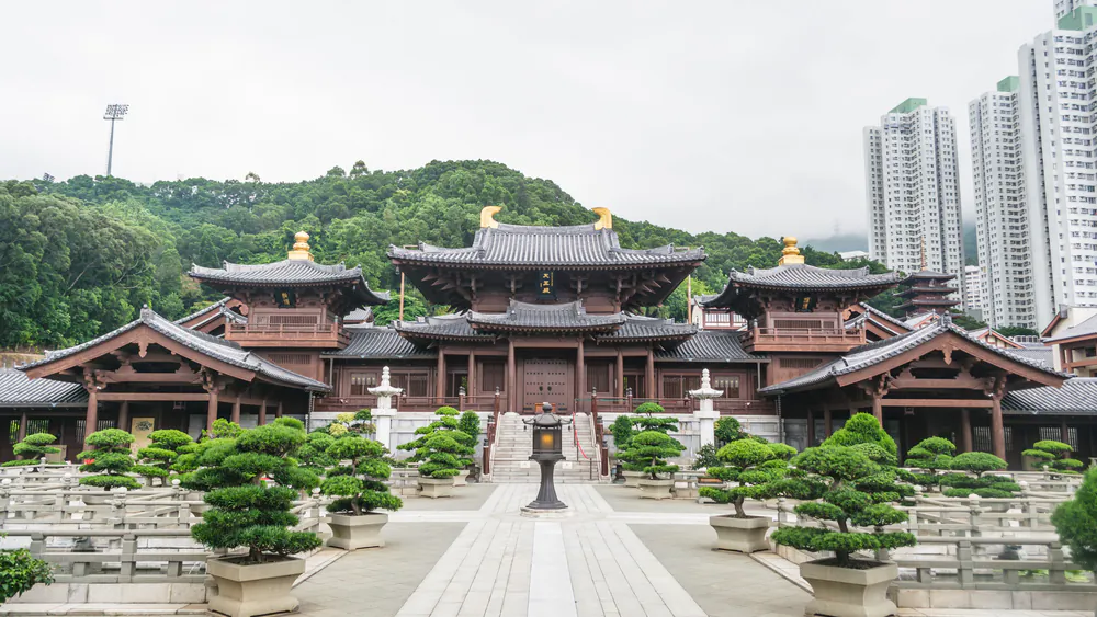 The Hall of the Celestial Kings adopts an architectural layout from the Tang Dynasty, with one central hall balanced by a drum tower and bell tower, one on either side. These two side pavilions reach forward as if arms outstretched to welcome guests. (sharppy/Shutterstock)