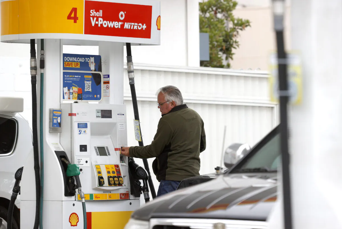 A customer prepares to pump gas at a Shell station in San Francisco. (File Photo/Justin Sullivan/Getty Images)