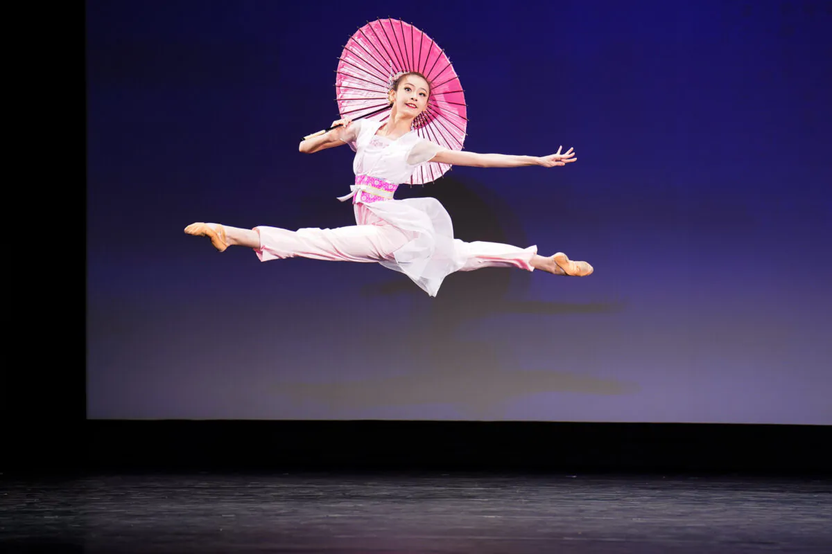 Water Sleeves, a classical Chinese dance from a Shen Yun performance. (Shen Yun Performing Arts)