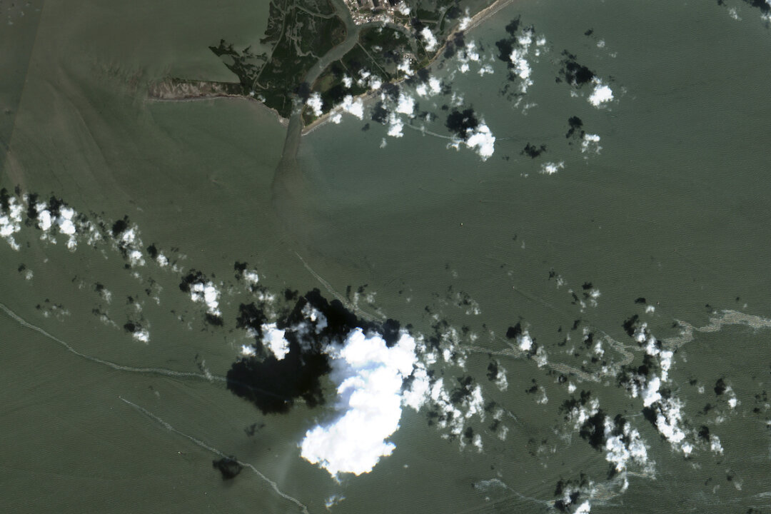 Cleanup Boats on Scene of Large Gulf Oil Spill Following Ida