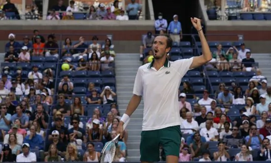 Medvedev Stops Van de Zandschulp, Gets Back to US Open Semis
