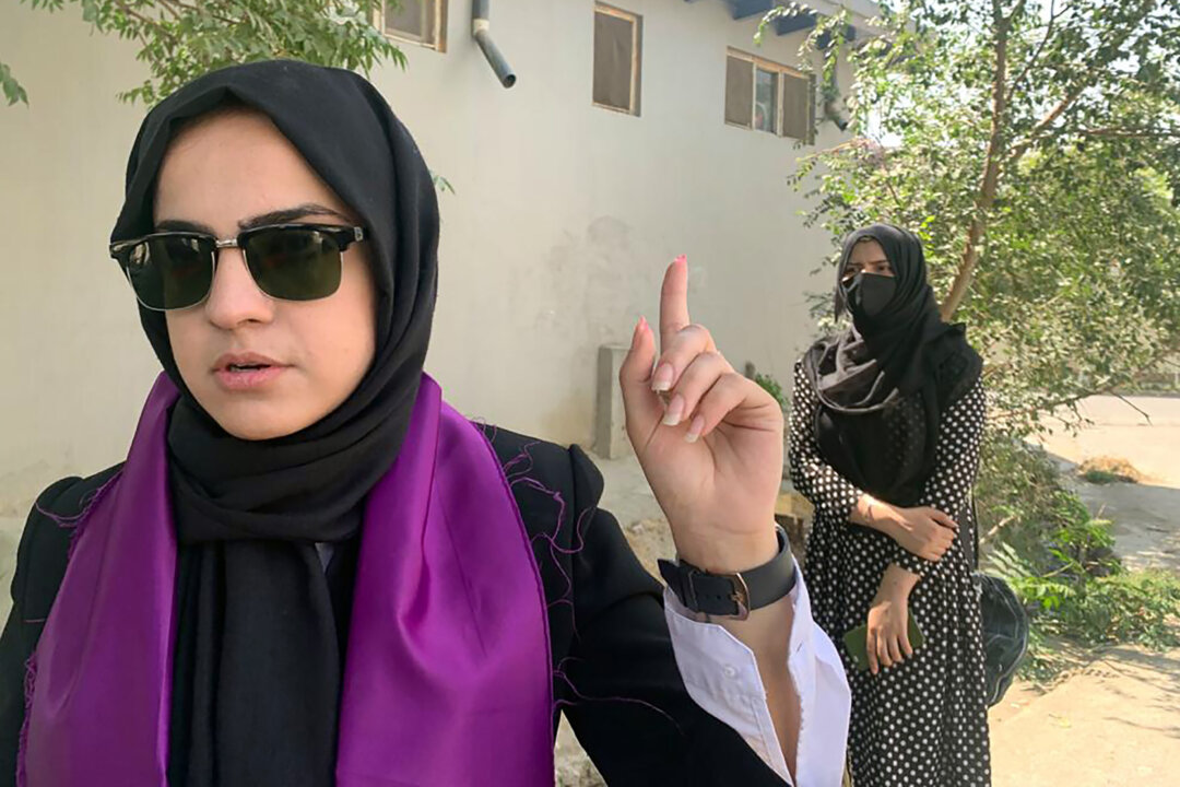 Taliban Orders Kabul Government Female Employees to Leave Workforce, Stay at Home