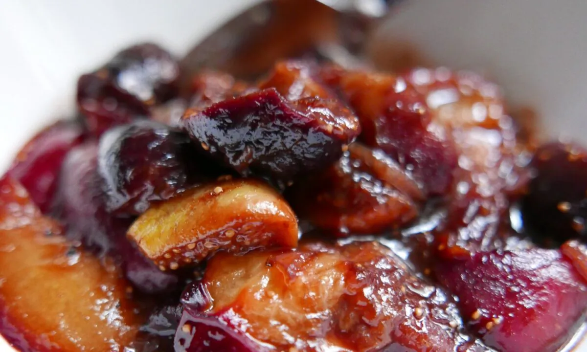 Pair this sweet and savory sauce with roast pork for an early autumn feast. (Victoria de la Maza)