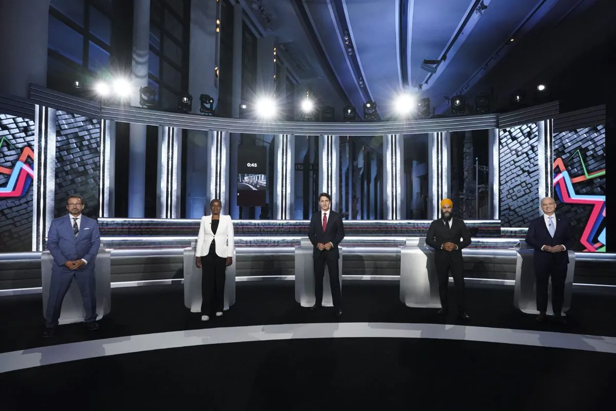 (L-R) Bloc Québécois Leader Yves-François Blanchet, Green Party Leader Annamie Paul, Liberal Leader Justin Trudeau, NDP Leader Jagmeet Singh, and Conservative Leader Erin O'Toole pose for a photo before the federal election English-language leaders' debate in Gatineau, Que., on Sept. 9, 2021. (The Canadian Press/Sean Kilpatrick)