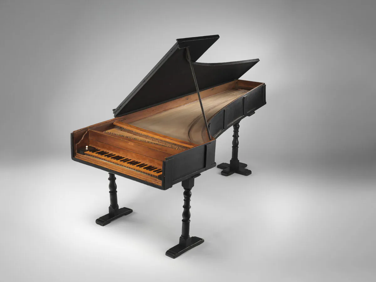 The oldest extant piano, built by Bartolomeo Cristofori, in 1720. The Crosby Brown Collection of Musical Instruments, 1889. Metropolitan Museum of Art. (Public Domain)
