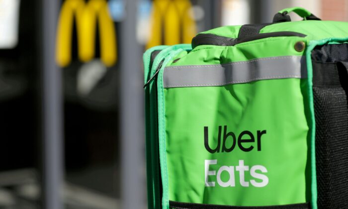   这张照片中可以看到一个 Uber Eats 优食送货袋。  （伊娃·普利维尔/路透社）