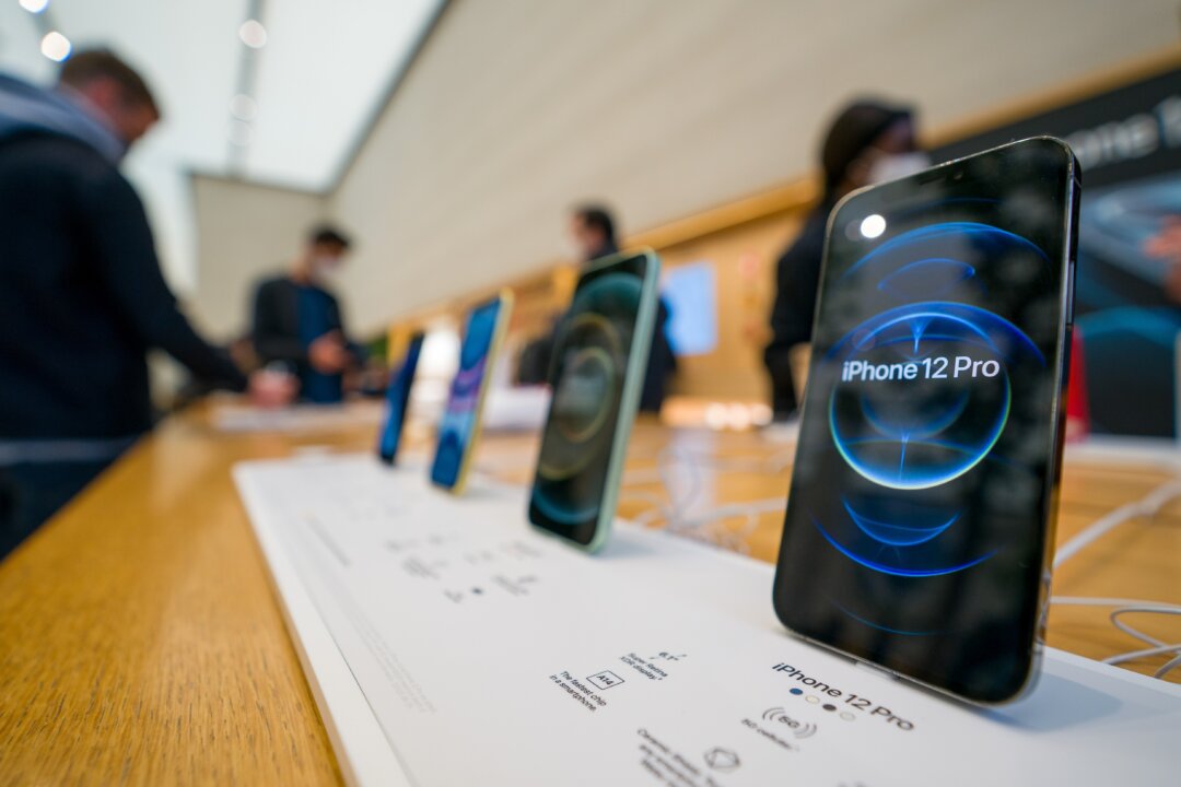 The new iPhone 12 and iPhone 12 Pro on display during launch day in London, on Oct. 23, 2020. (Ming Yeung/Getty Images)