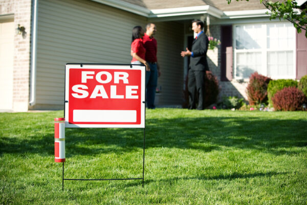 Real,Estate:,For,Sale,Sign,With,Agent,And,Home,Buyer