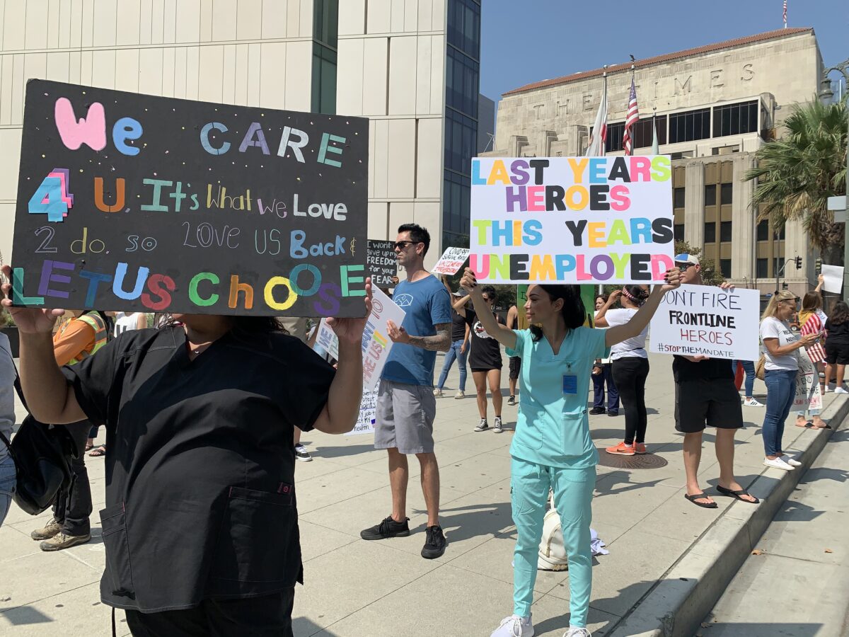 Around 100 people gather in front of the Los Angeles Police Department (LAPD) headquarters to protest the government’s policy of forcing frontline workers to be vaccinated against the CCP virus on Sept. 8, 2021. (Linda Jiang/The Epoch Times)