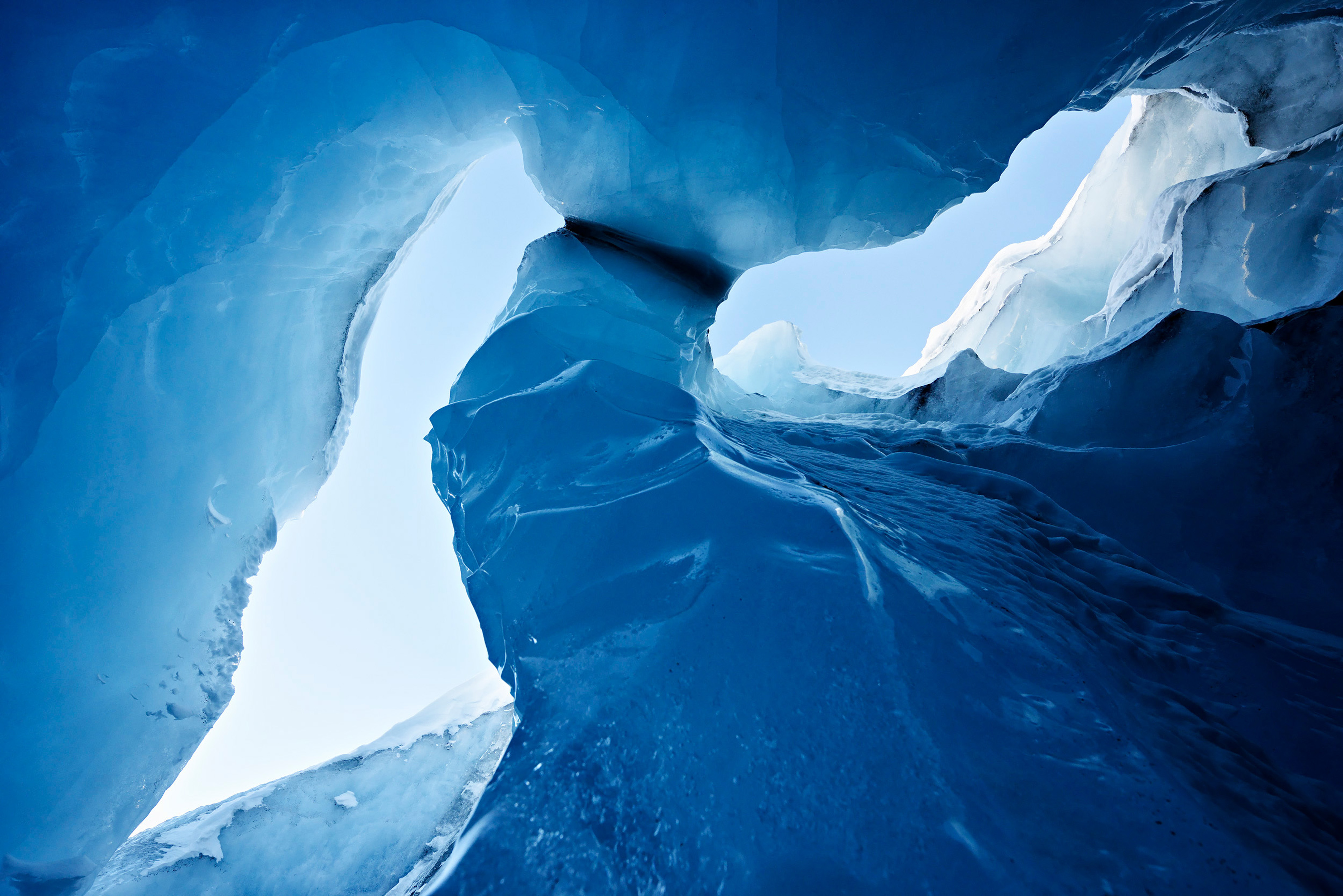 Explorer Snaps Awe-Inspiring Photos Inside the Treacherous Ice Caves of ...