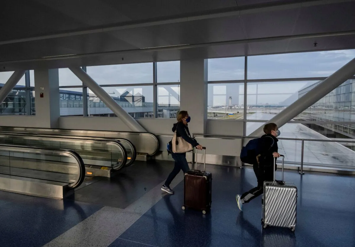 Travelers make their way to the gates at Detroit Metropolitan Wayne County Airport in Detroit, Mich., on June 12, 2021. (Seth Herald/Reuters)
