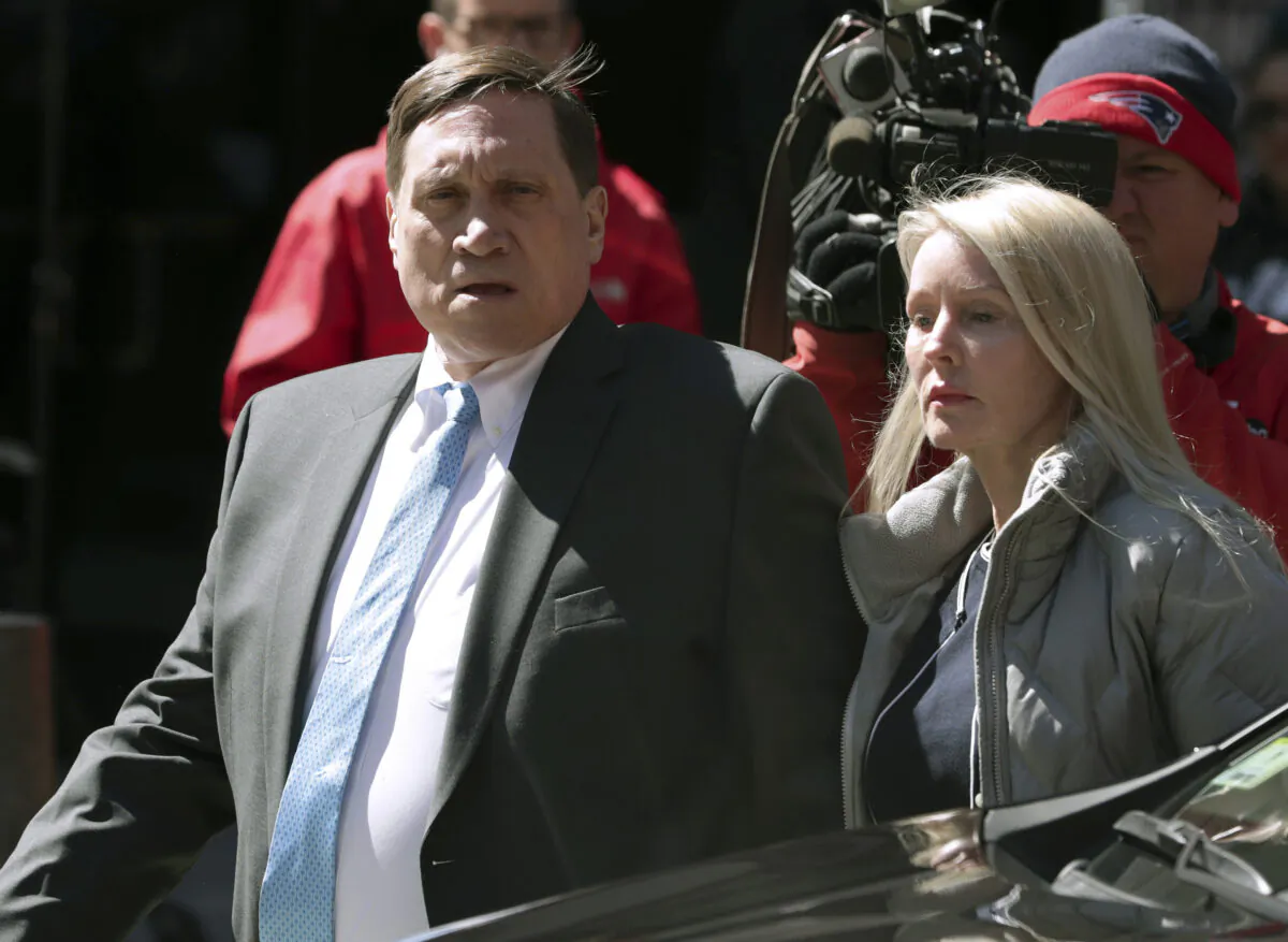 Investor John Wilson (L) and his wife Leslie arrive at a federal court in Boston, Mass., on April 3, 2019. (Charles Krupa/AP Photo)