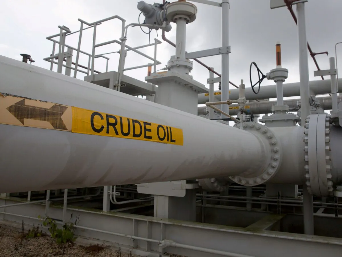 A maze of crude oil pipes and valves is pictured during a tour by the Department of Energy at the Strategic Petroleum Reserve in Freeport, Texas on June 9, 2016. (Richard Carson/Reuters)