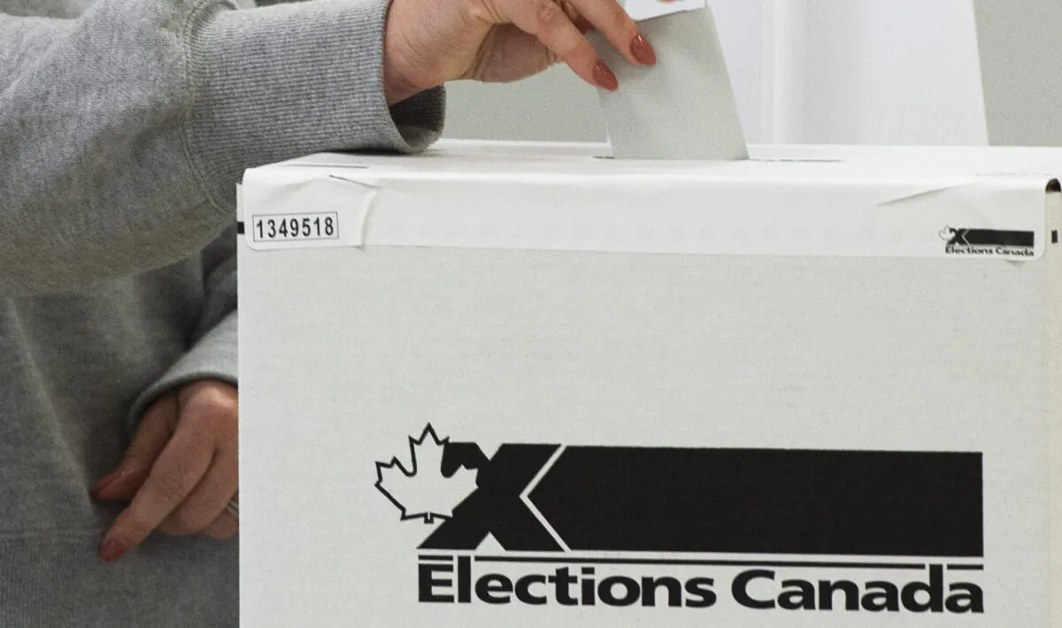 A voter casts a ballot in advance polls in Chambly, Que., on Sept. 10, 2021. (Ryan Remiorz/The Canadian Press)