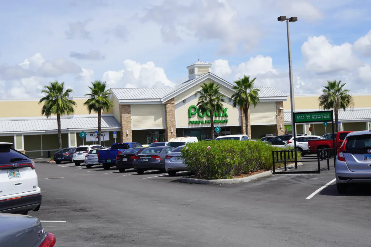 A packed parking lot and an empty shopping cart area seen outside a Publix supermarket in Punta Gorda, Fla., on Sept. 14, 2021. (Jannis Falkenstern/Epoch Times)