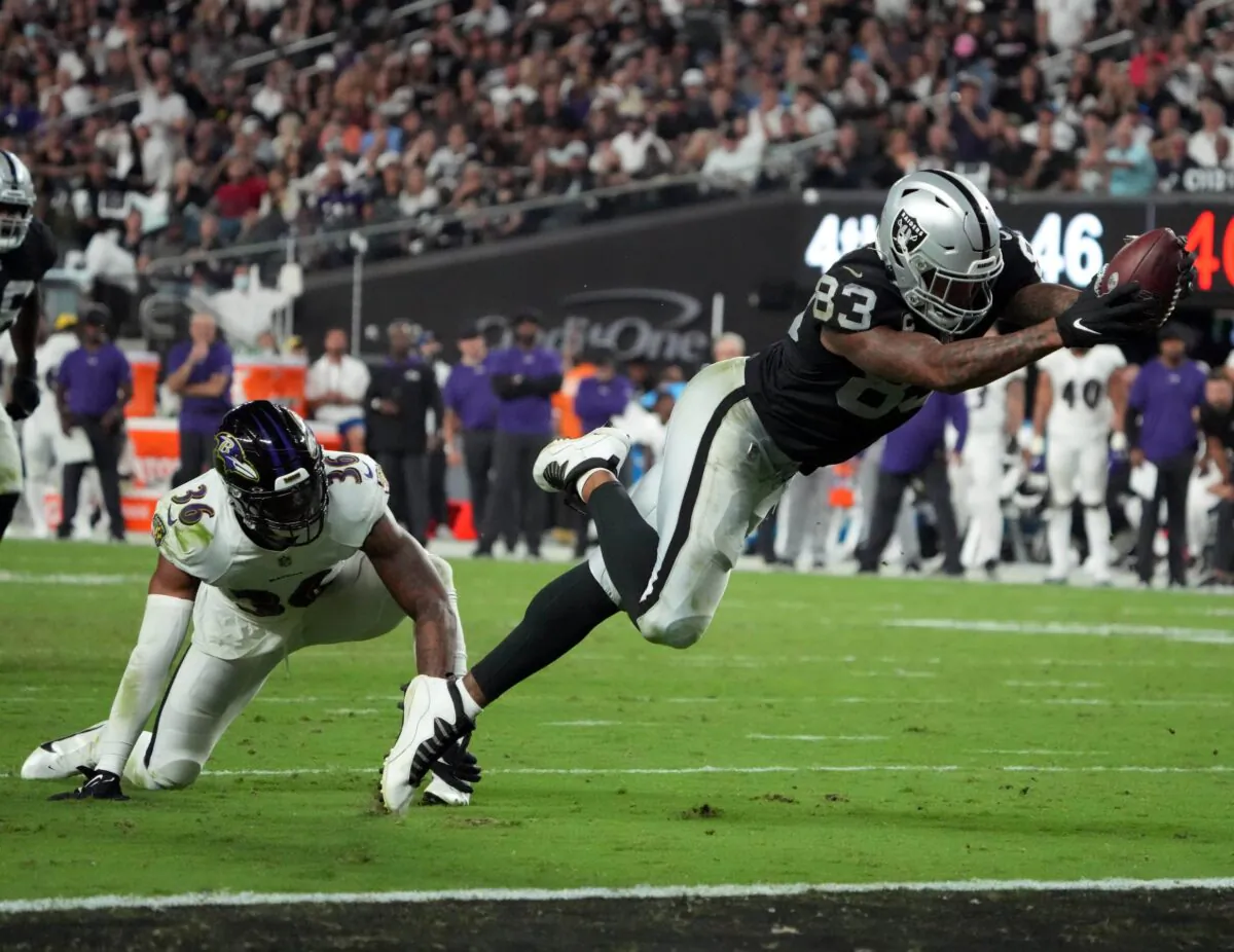 Las Vegas Raiders tight end Darren Waller (83) scores a touchdown against the Baltimore Ravens during the second half at Allegiant Stadium in Paradise, Nev., on Sep. 13, 2021.  (Kirby Lee/USA TODAY Sports via Reuters)