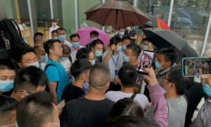 Heavily Indebted Chinese Developer Sees Investors Crowd Headquarters in Protest