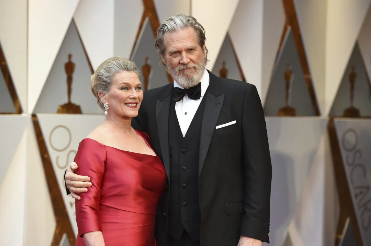 Jeff Bridges (R) and Susan Geston arrive at the Oscars at the Dolby Theatre in Los Angeles, Calif., on Feb. 26, 2017. (Jordan Strauss/Invision/AP)