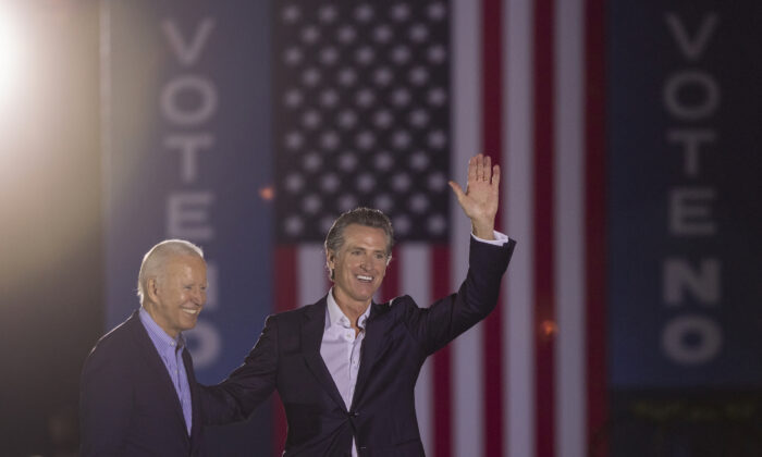 U.S. President Joe Biden and California Gov. Gavin Newsom wave to the crowd at Long Beach City College in Long Beach, Calif., on Sept. 13, 2021. (David McNew/Getty Images)