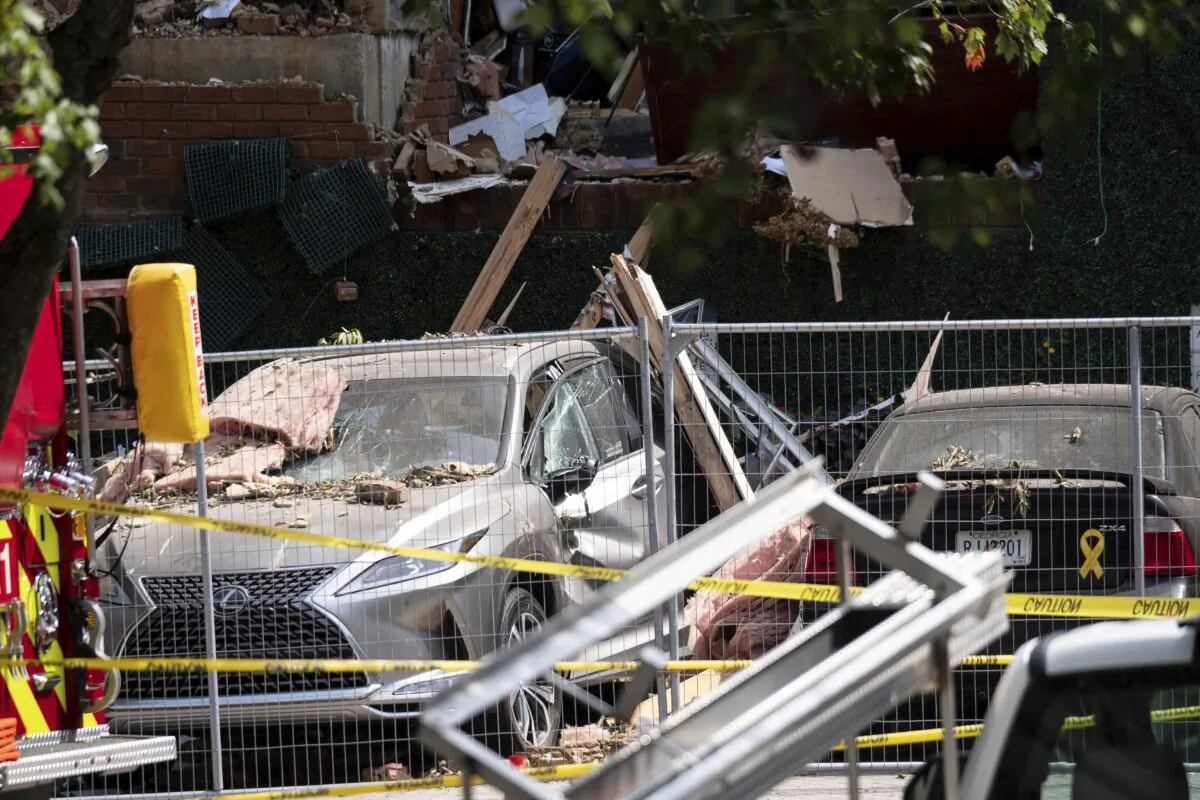 Damaged cars sit in front of an apartment building, following an explosion in Dunwoody, Ga., on Sept. 13, 2021. (Ben Gray/AP Photo)
