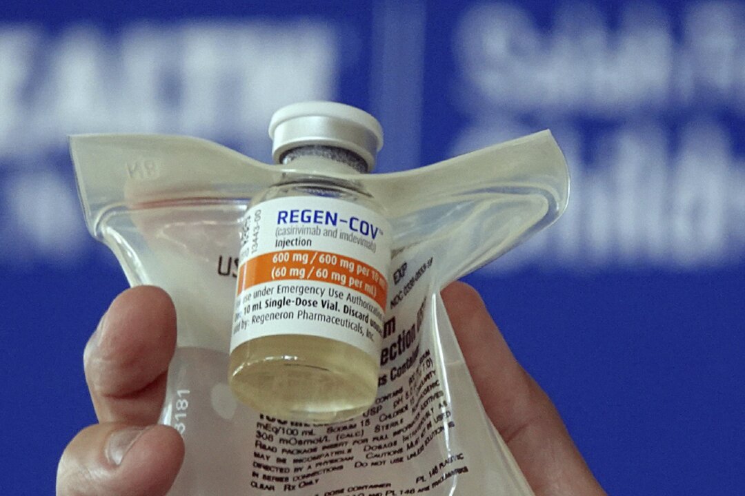 A Regeneron monoclonal antibody infusion bag is seen during a news conference in Fort Lauderdale, Fla, on Aug. 19, 2021. (Joe Cavaretta/South Florida Sun-Sentinel via AP)
