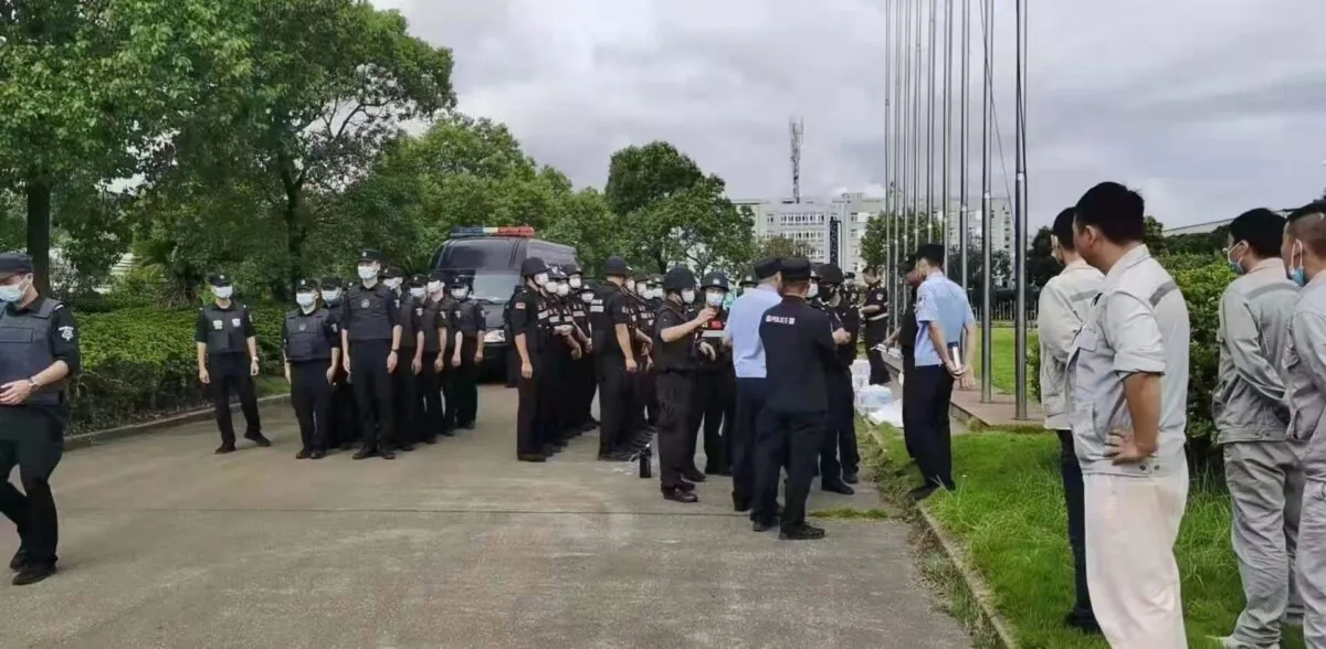 Police surround employees as they rally for a better compensation plan at Samsung Heavy Industries (SHI), in Ningbo city in China's Zhenjiang Province, on Sept. 9, 2021. SHI had announced earlier that it will close its plant in Ningbo. (Courtesy of interviewee)