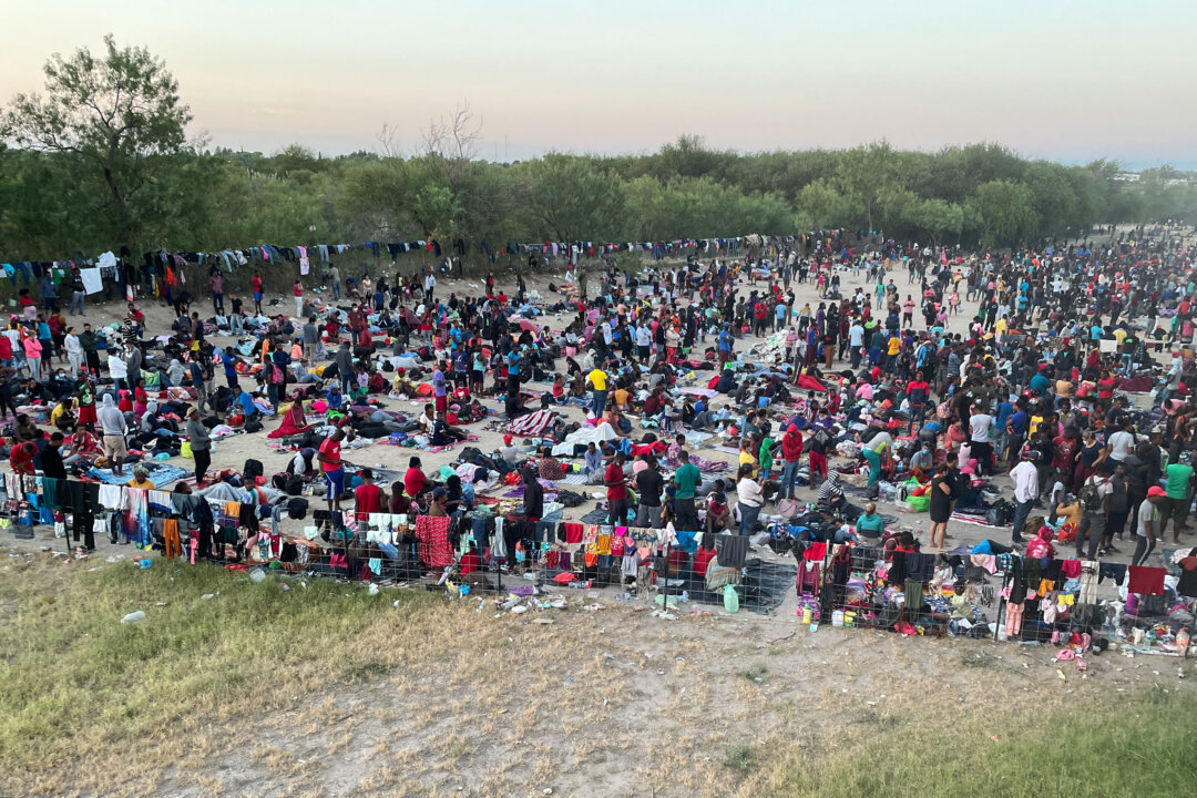 Texas Border Mayor Declares Disaster, Closes US–Mexico Bridge After Thousands of Illegal Immigrants Arrive
