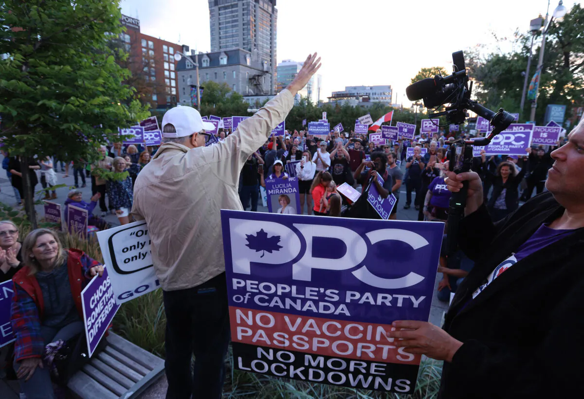 Supporters of the People's Party of Canada protest outside prior to the federal election English-language debate in Gatineau, Que., Sept. 9, 2021. (The Canadian Press/Fred Chartrand)