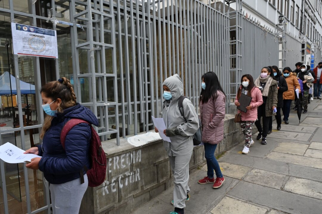 Bolivians Exasperated With Socialist Government’s Vaccine Distribution Program