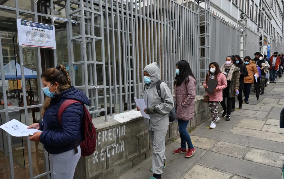 People queue outside a vaccination centre to get the Johnson&Johnson vaccine against COVID-19 in La Paz, on August 2, 2021. (AIZAR RALDES/AFP via Getty Images)