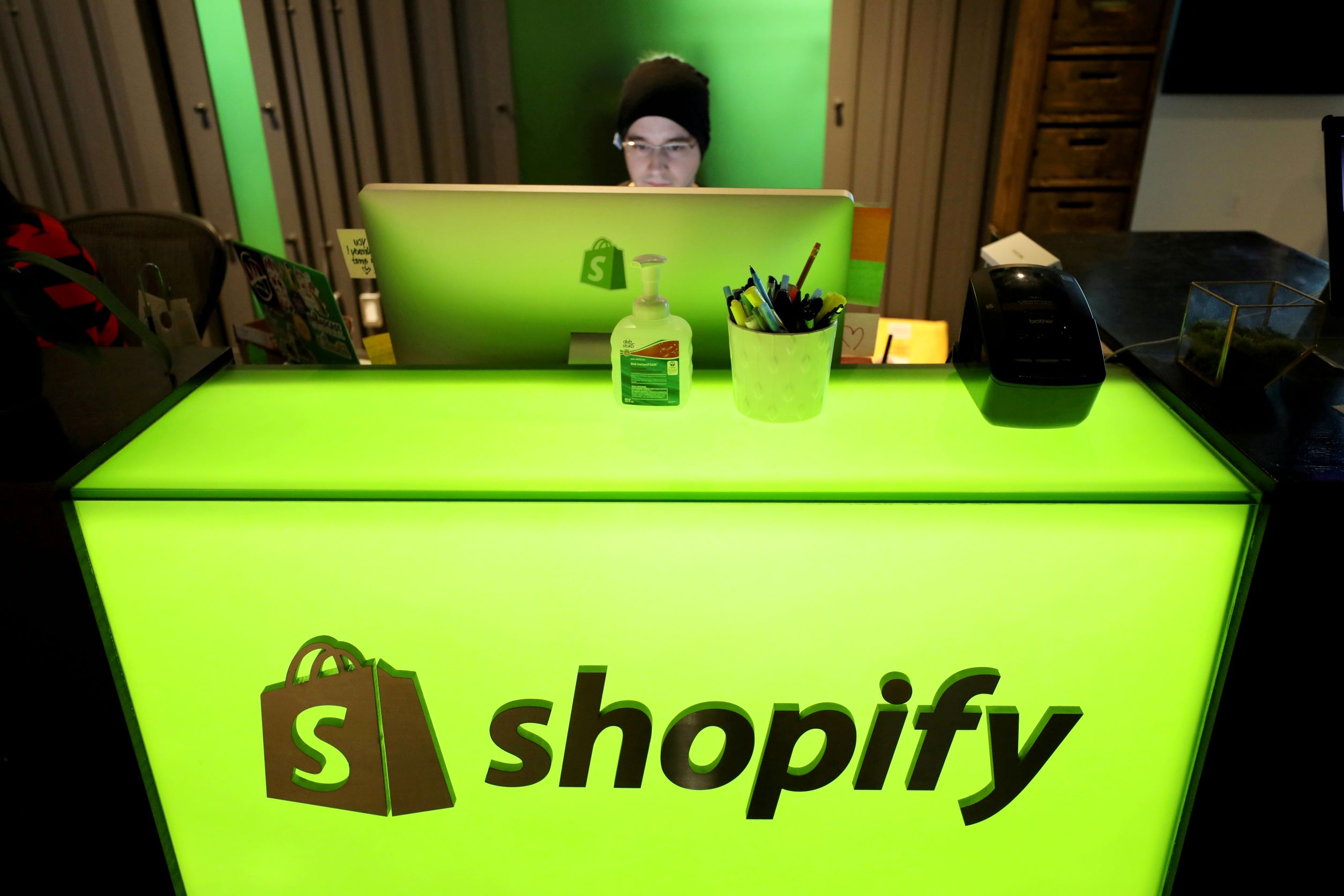 Analysts Slash Price Targets on Shopify - Vimarsana News
