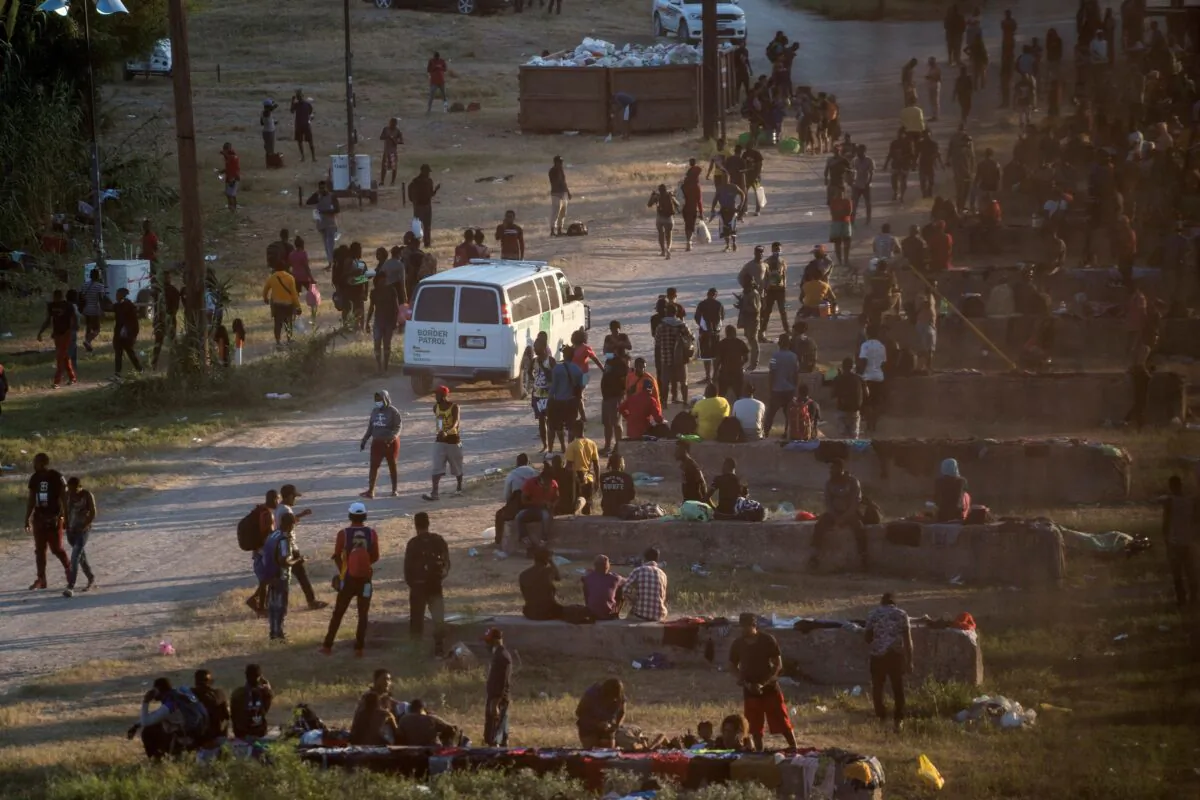 Migrants seeking asylum in the United States rest near the International Bridge between Mexico and the United States in Del Rio, Texas on Sept. 16, 2021. (Go Nakamura/Reuters)