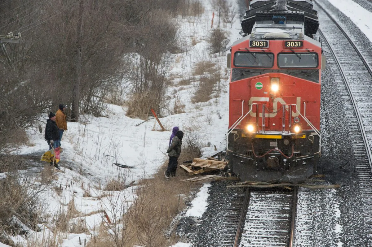  A Canadian National Railway (CN Rail) train moves through wooden pallets placed there by occupants of a Tyendinaga Mohawk Territory encampment set up in support of the Wet'suwet'en Nation who are trying to stop construction of British Columbia's Coastal GasLink pipeline, in Tyendinaga, Ontario, Canada on Feb. 26, 2020. (Alex Filipe/Reuters)