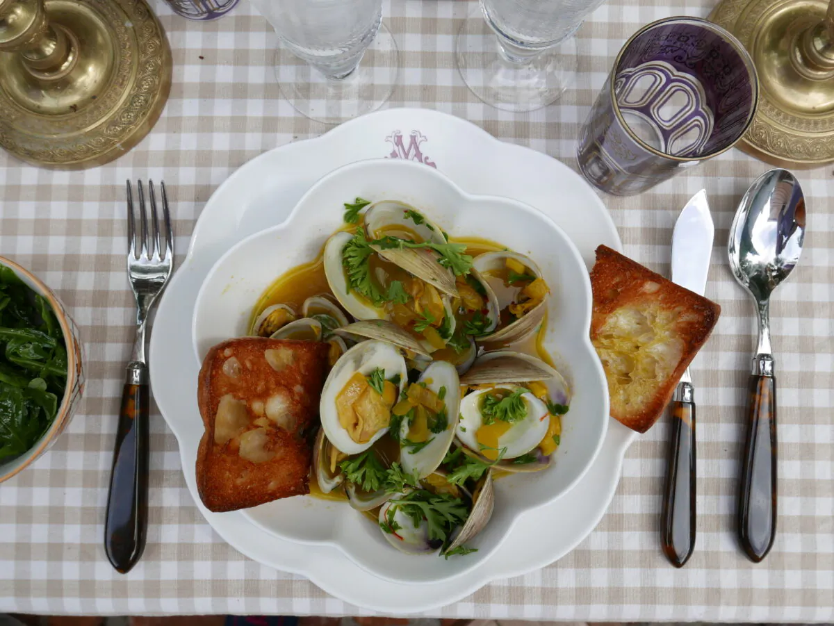 Clams in SaffronWhite Wine Sauce With Garlic Bread