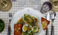Clams in Saffron–White Wine Sauce With Garlic Bread