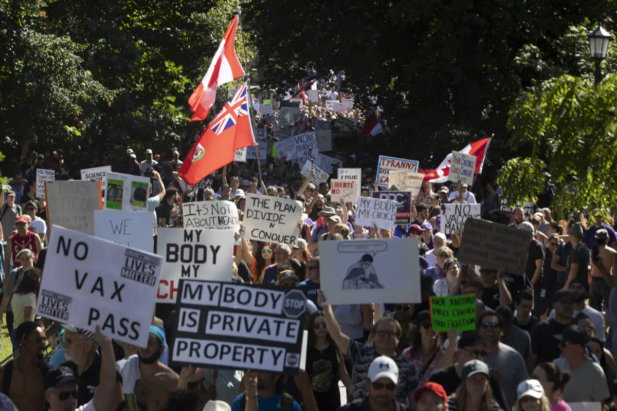 A crowd begins a march following a demonstration to protest COVID-19 vaccination mandates in Toronto on Sept. 18, 2021. (The Canadian Press/Chris Young)