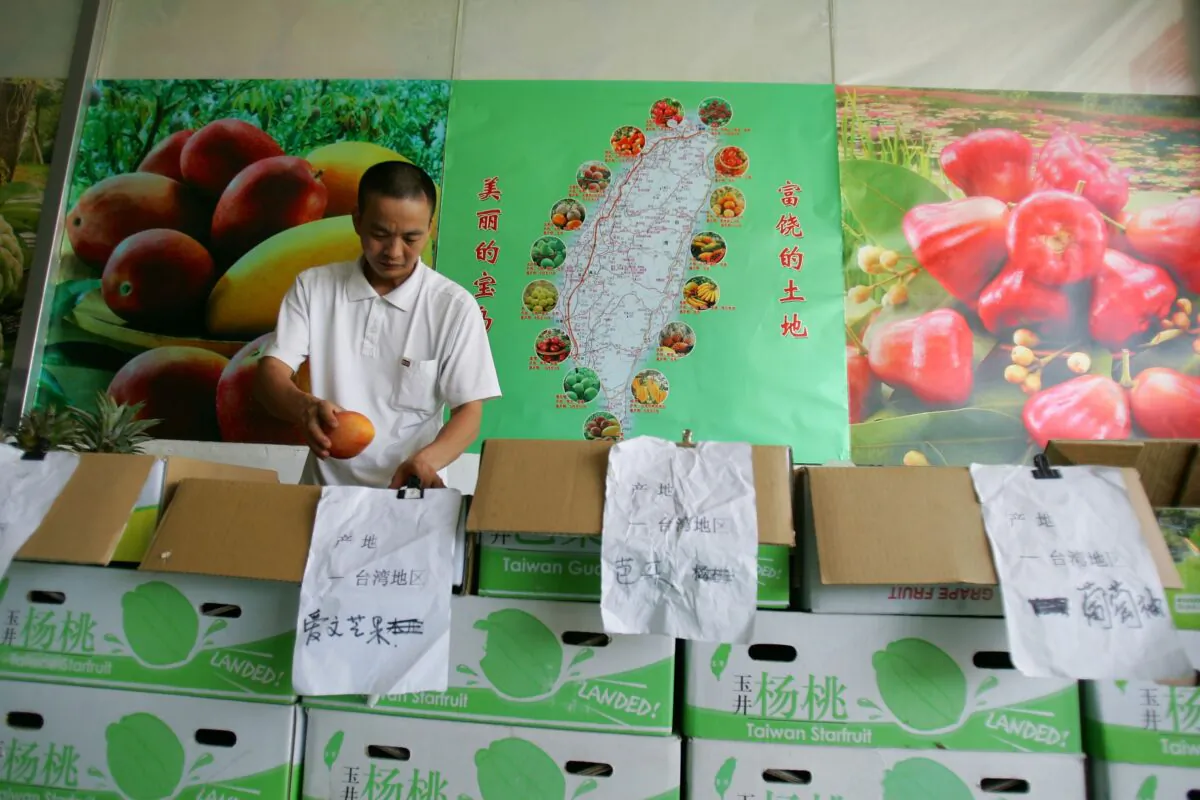 A vendor works at a Taiwan fruit store in Xiamen Sale and Distribution Center for Taiwan Fruits in Xiamen, Fujian Province, China, on July 29, 2006. (Cancan Chu/Getty Images)