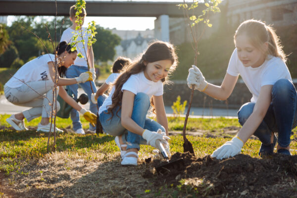 Adolescents,Working,In,Volunteer,Group