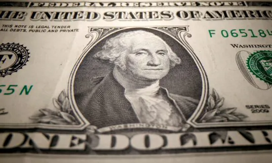 Dollar Holds Its Ground as Selloff Drags Down Aussie, Bitcoin