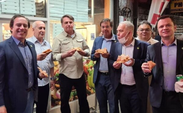 Bolsonaro jede pizzu