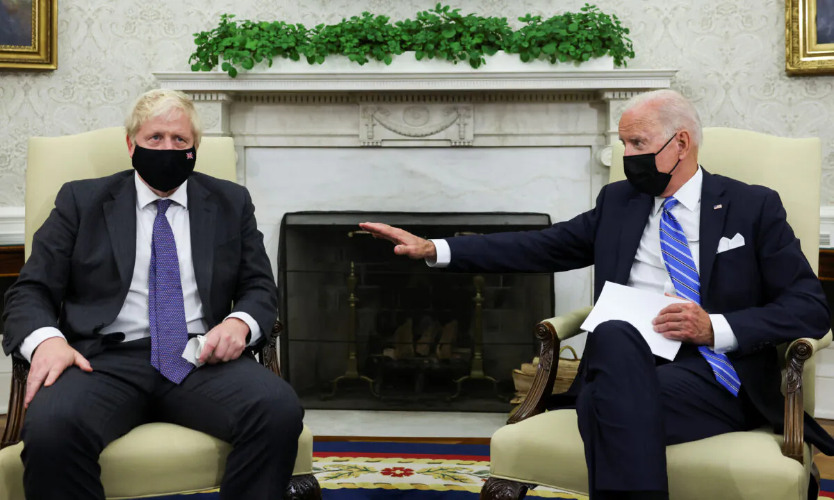 U.S. President Joe Biden holds a bilateral meeting with British Prime Minister Boris Johnson in the Oval Office at the White House in Washington on Sept.21, 2021. (Evelyn Hockstein/Reuters)