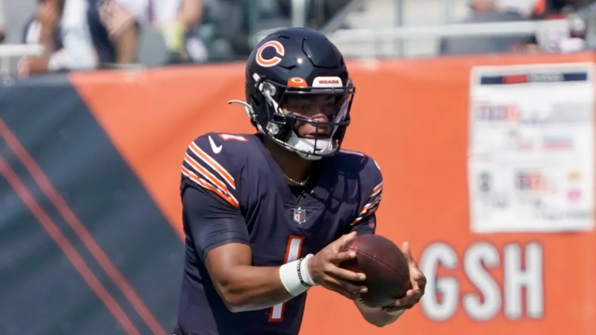 Chicago Bears quarterback Justin Fields carries the ball during the first half of an NFL football game against the Cincinnati Bengals in Chicago, Ill., on Sept. 19, 2021. (David Banks/AP Photo)