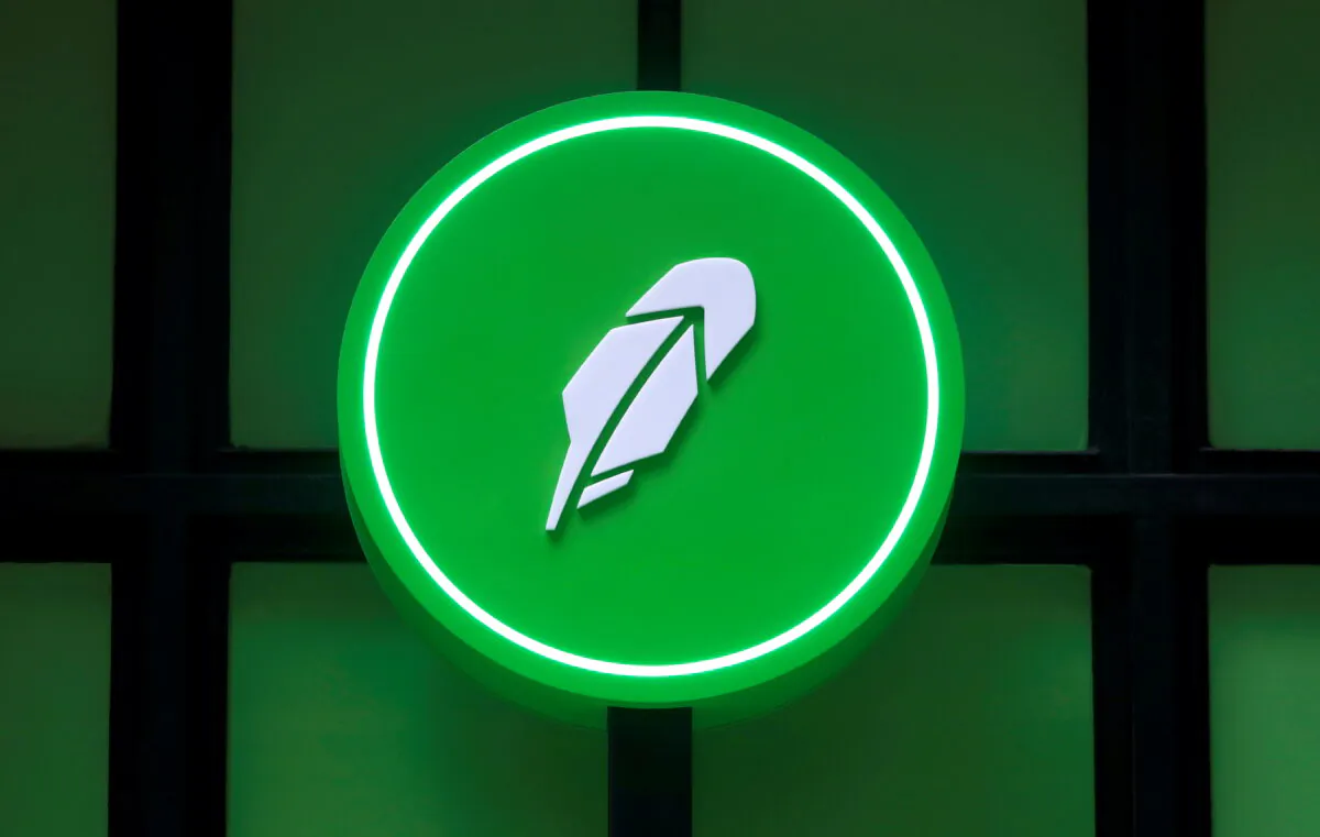 The logo of Robinhood Markets is seen at a pop-up event on Wall Street after the company's IPO in New York City on July 29, 2021. (Andrew Kelly/Reuters)