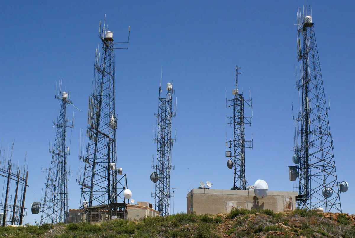 Antennas at the peak of Saddleback Mountain on June 26, 2009. (John Fredricks/The Epoch Times)