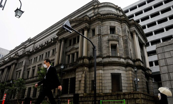 A man wearing a protective mask walks past the headquarters of the Bank of Japan amid the coronavirus disease (COVID-19) outbreak in Tokyo, Japan on May 22, 2020. (Kim Kyung-Hoon/Reuters)